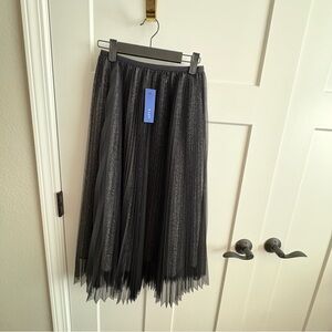 NWT, great gift! Ladies, skirt, Apt 9, 2 layer skirt. CUTE! Date night anyone!?